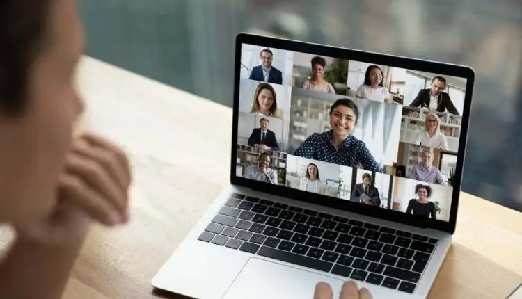 Cách bật phụ đề chi tiết và phiên âm trực tiếp khi phóng to
