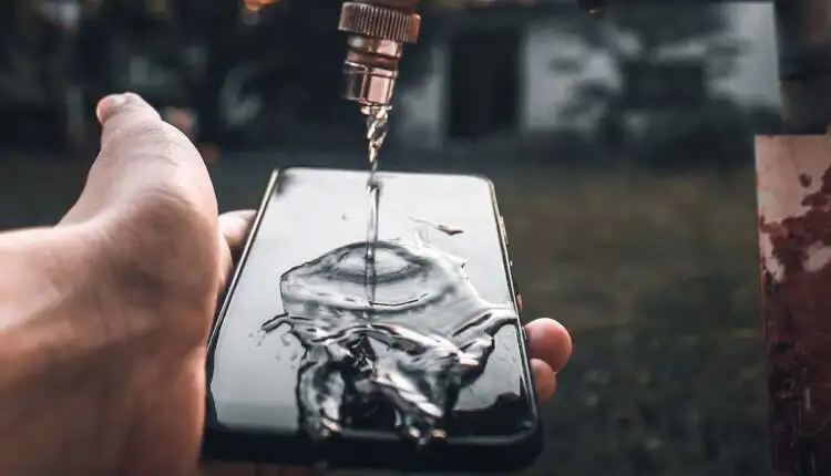 Cách lấy nước ra khỏi cổng sạc điện thoại của bạn
